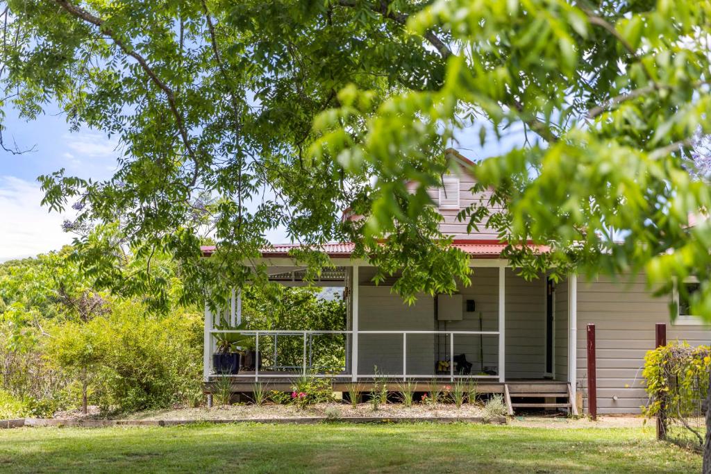 4 Bedroom Farm Cottage on the Bellinger River photo 1