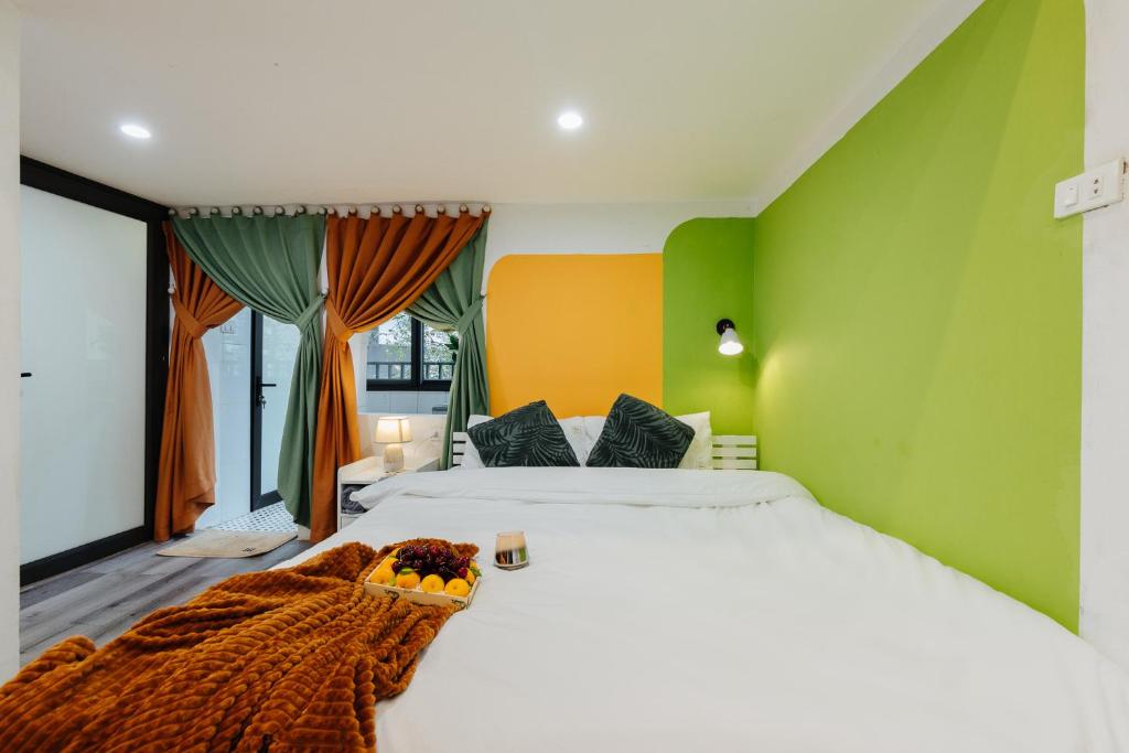 Economy & Premium with large groups, central location