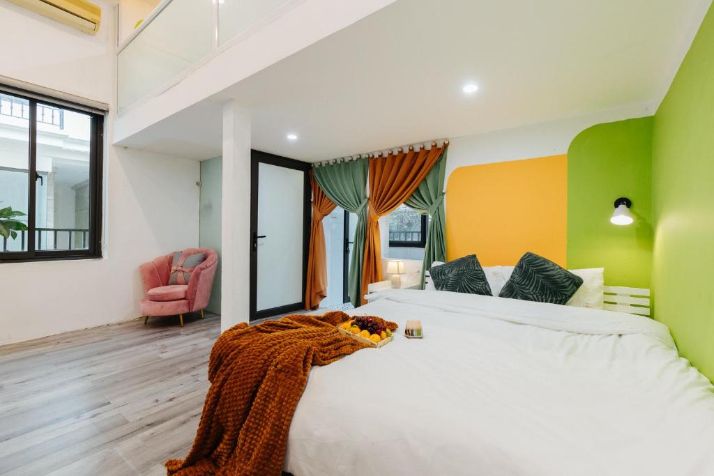 Economy & Premium with large groups, central location