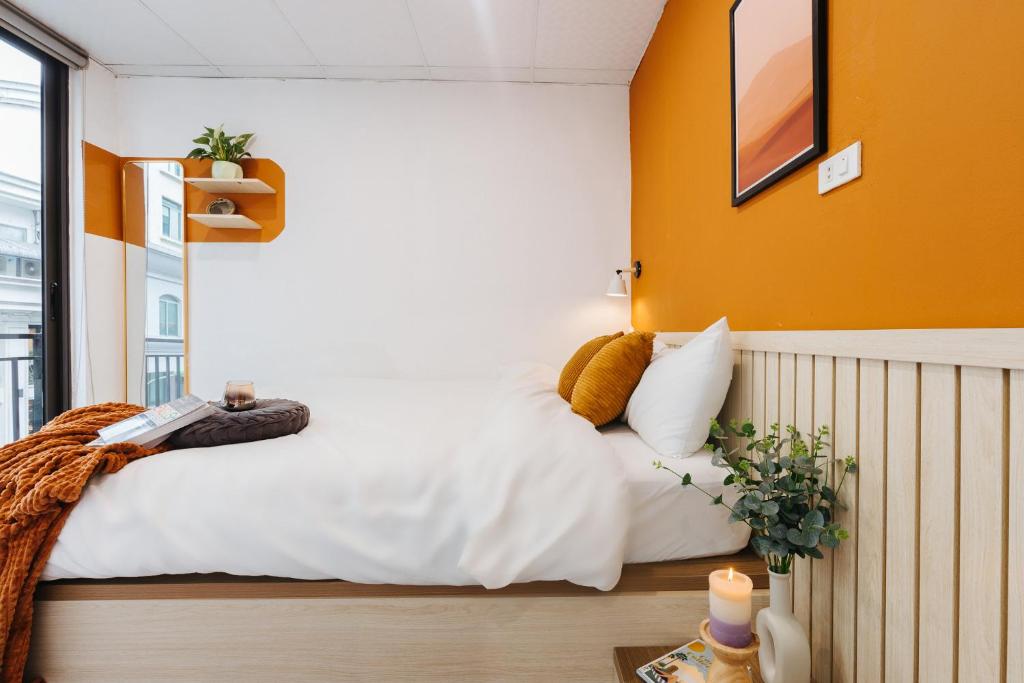 Economy & Premium with large groups, central location