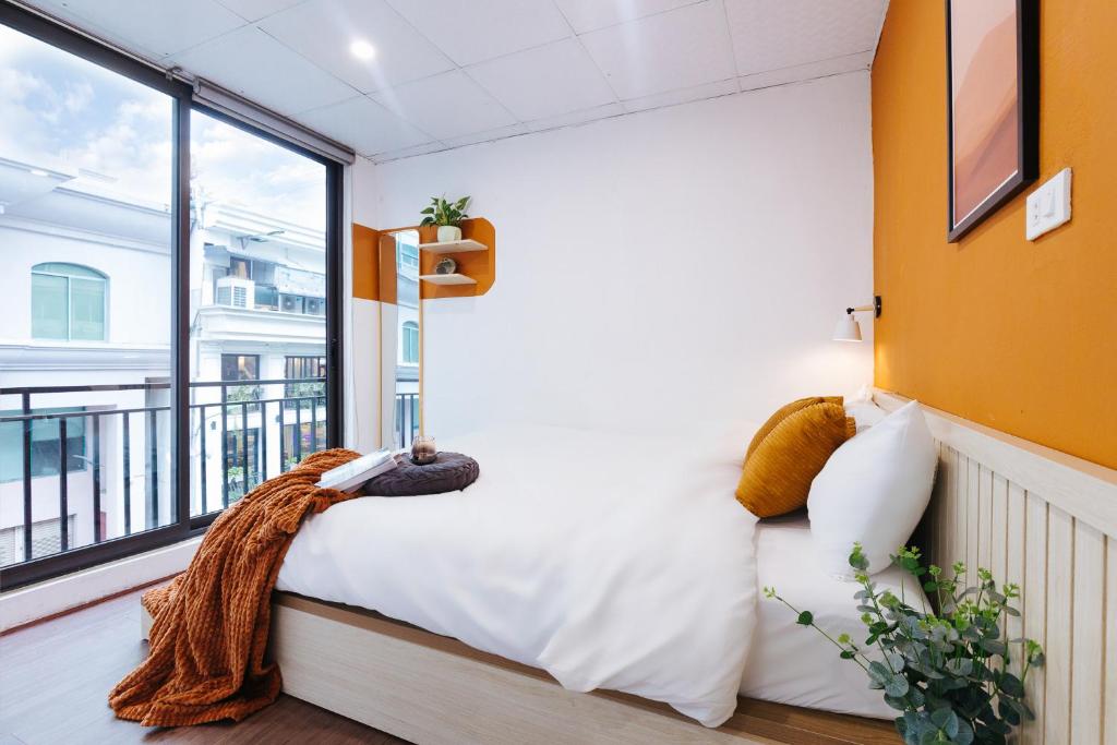 Economy & Premium with large groups, central location