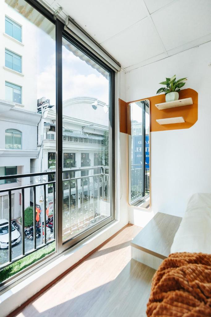 Economy & Premium with large groups, central location