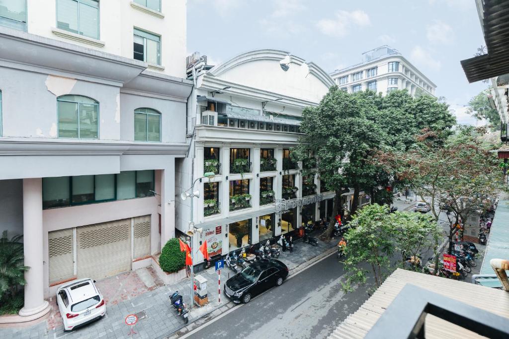 Economy & Premium with large groups, central location