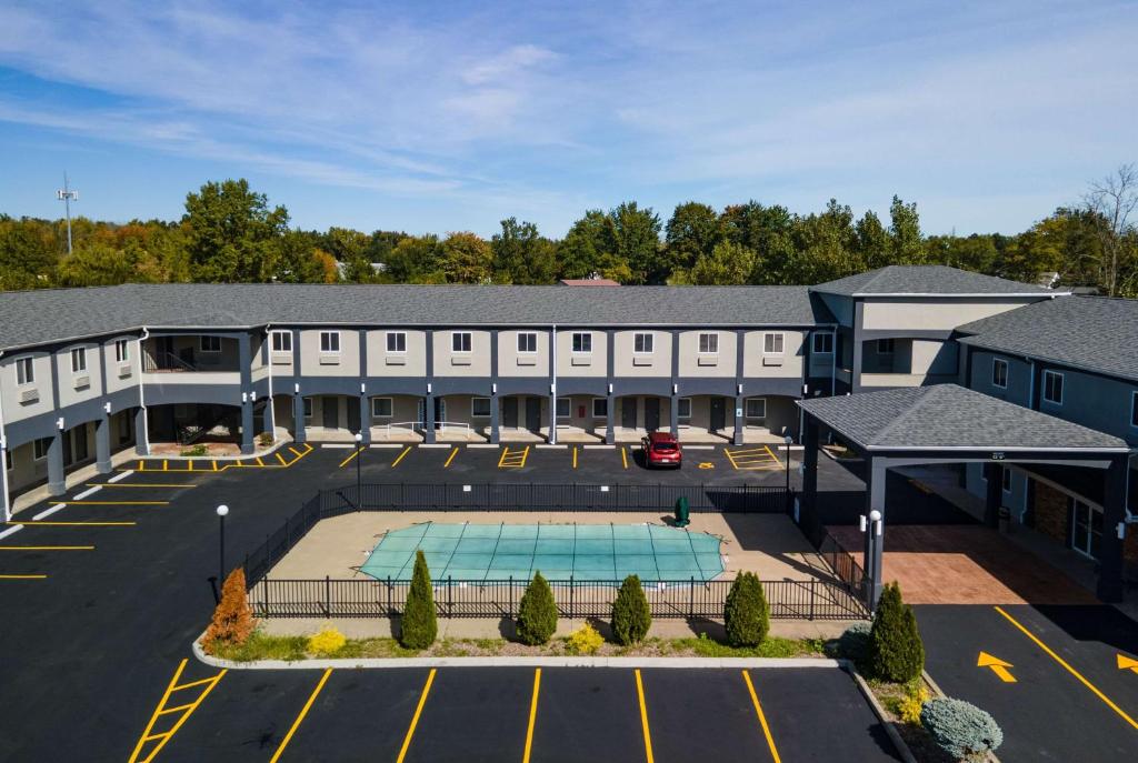 Days Inn & Suites by Wyndham Niagara Falls/Buffalo image