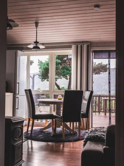 Cozy cabin close to Nedstrand with a stunning view photo 3