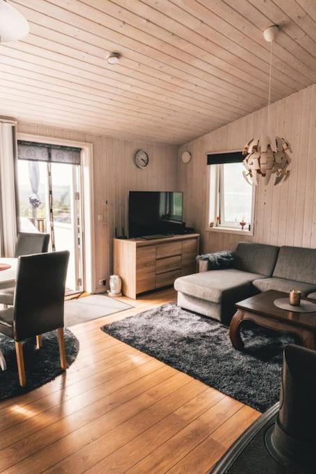Cozy cabin close to Nedstrand with a stunning view photo 2