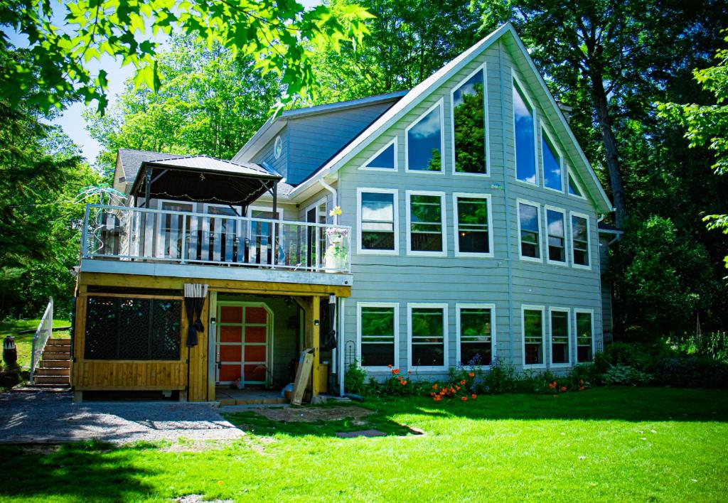 Paradise Palace Waterfront Cottage hottub 7bedroom with hottub photo 2