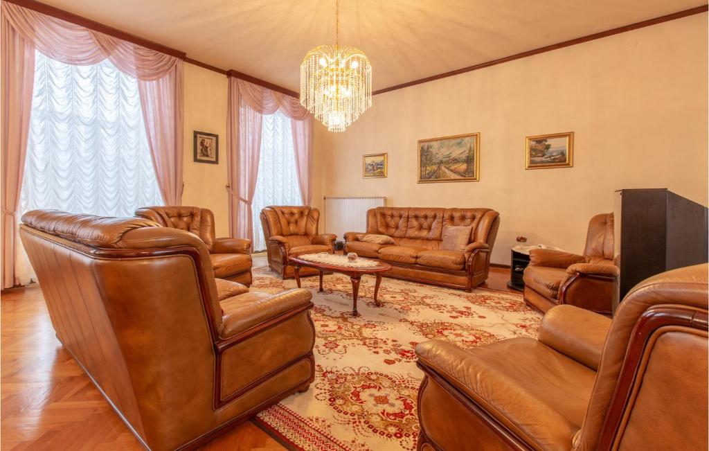 Stunning Home In Obrov With Outdoor Swimming Pool, 5 Bedrooms And Wifi