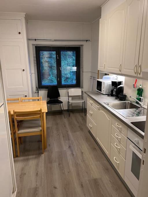 2nd floor apartment near Meyer gate. Free parking
