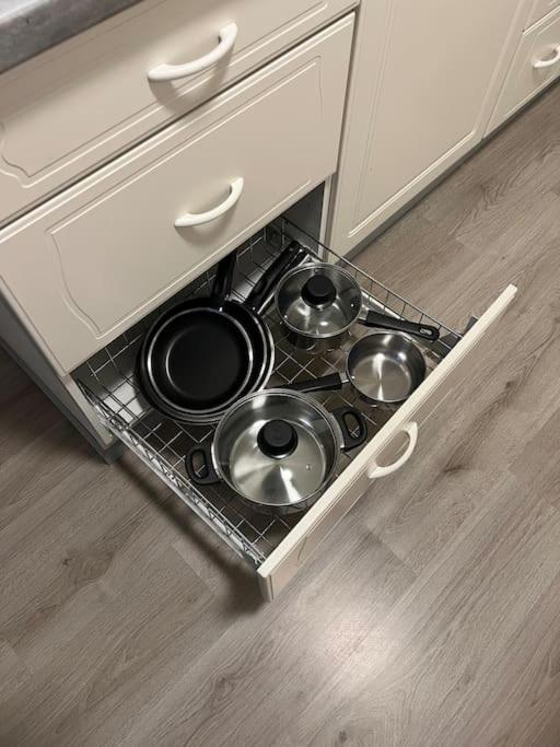 2nd floor apartment near Meyer gate. Free parking photo 2