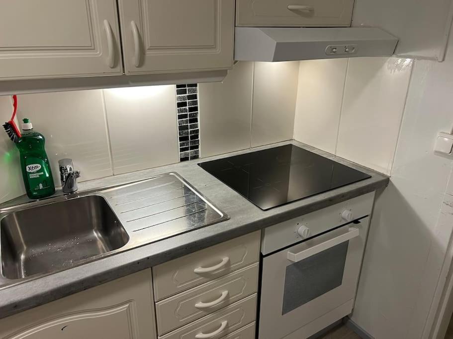 2nd floor apartment near Meyer gate. Free parking photo 3