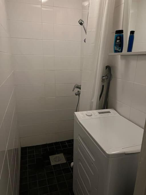 2nd floor apartment near Meyer gate. Free parking photo 4