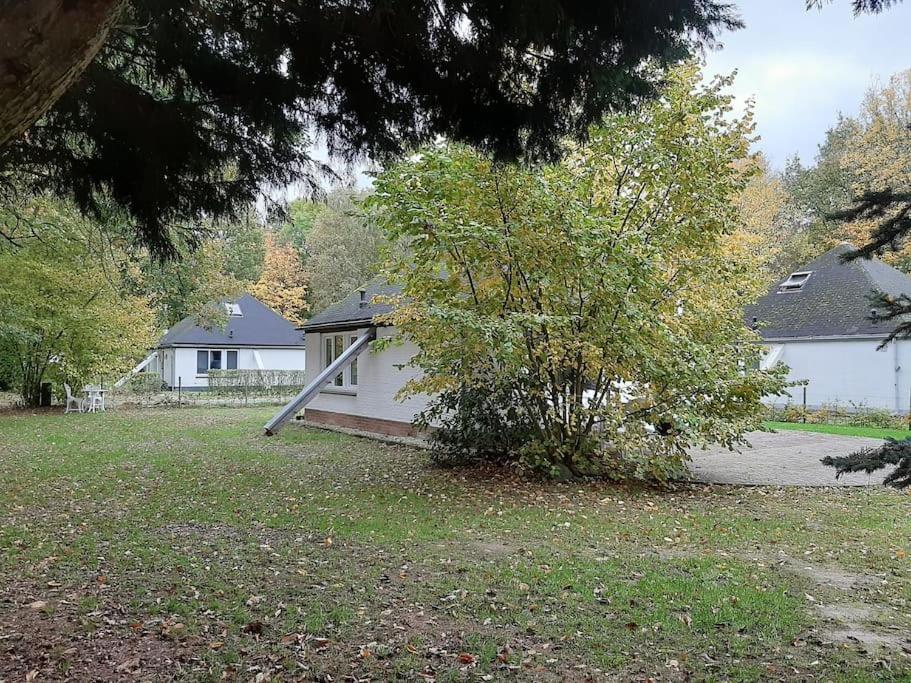 Vrijstaande recreatievilla met ruime omheinde tuin photo 1