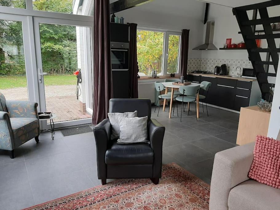 Vrijstaande recreatievilla met ruime omheinde tuin photo 3