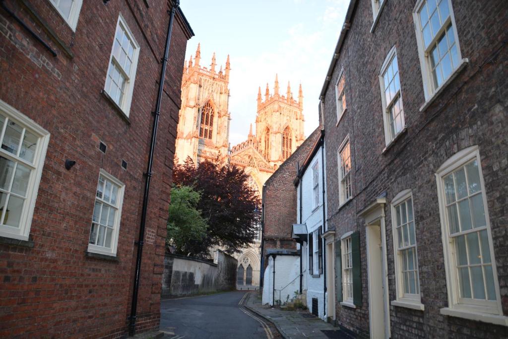 7 Precentor's Court photo 1