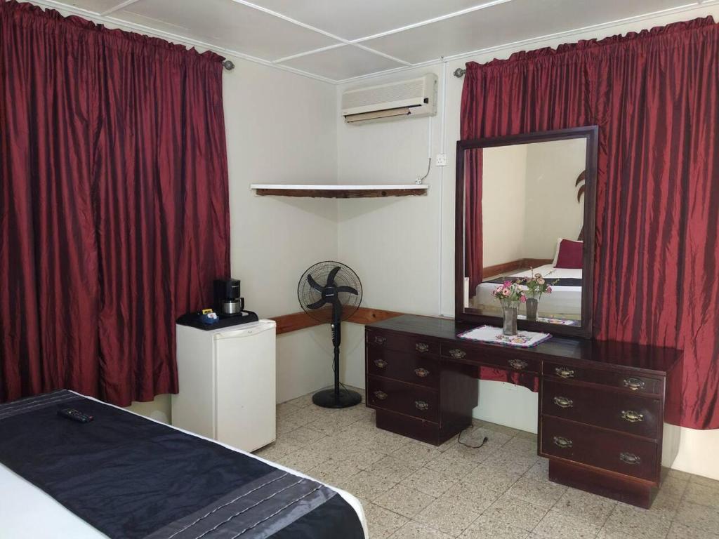 Entire 6-Bedroom Villa Free parking with Fast Wifi photo 3