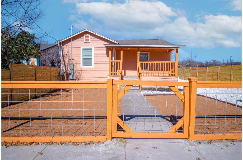 Adorable 4BR 2BA Close to Riverwalk and Downtown image