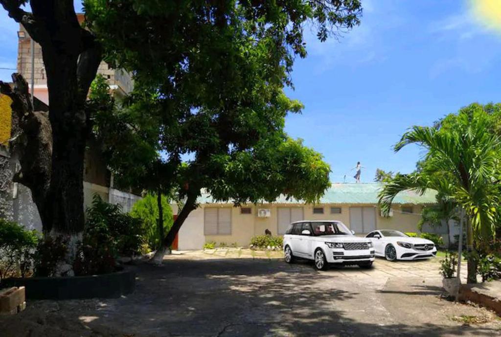 Entire 6-Bedroom Villa Free parking with Fast Wifi photo 1