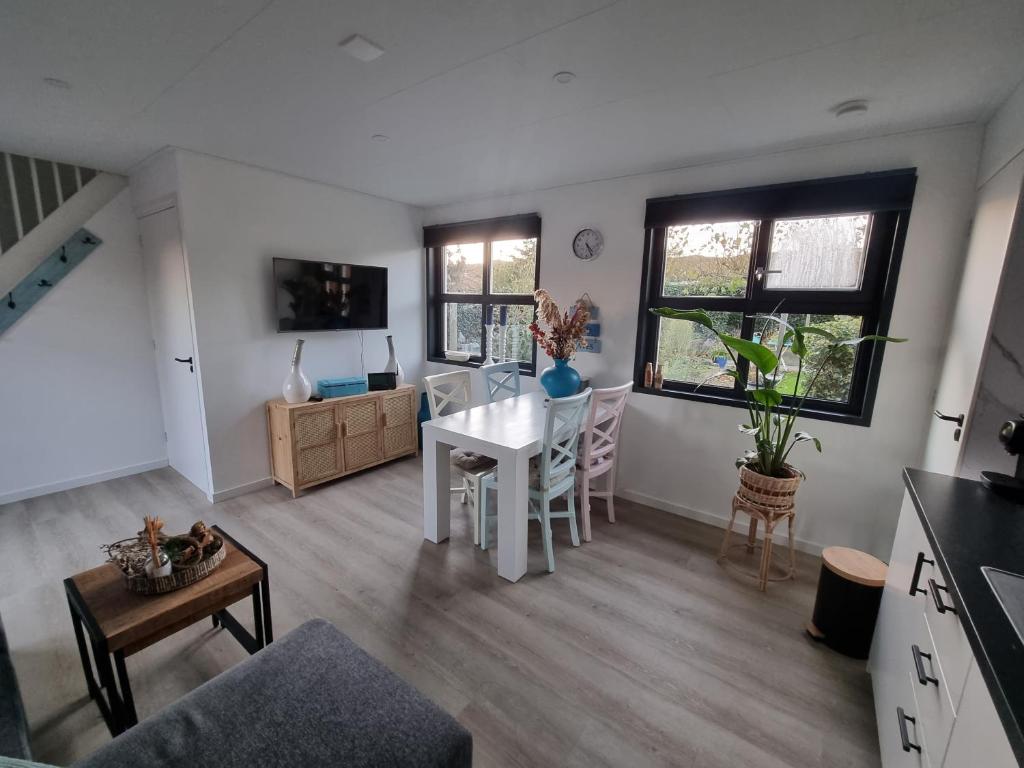 Strandhuisje achter de duinen. photo 2