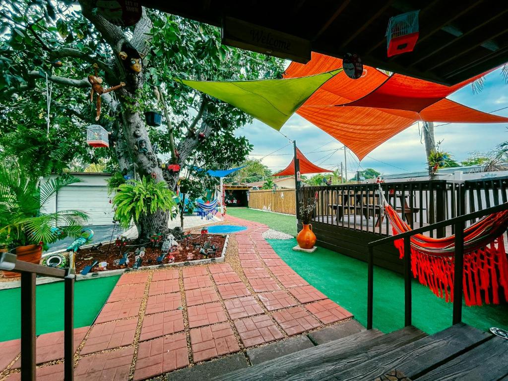 Hammocks & mini-golf! 10 mins from Beach! image