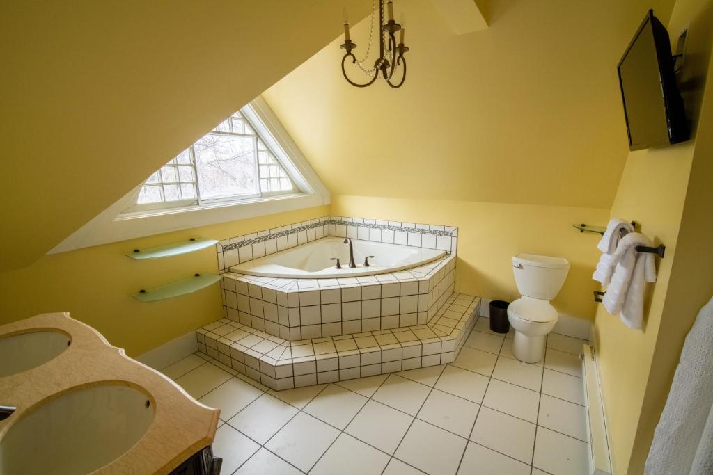Pope House - Hist. Mansion - The Green Suite image