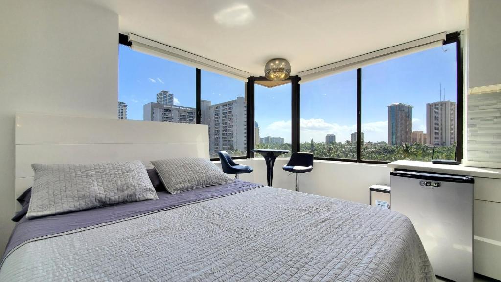 Waikiki beach modern studio No resort fee Best location image