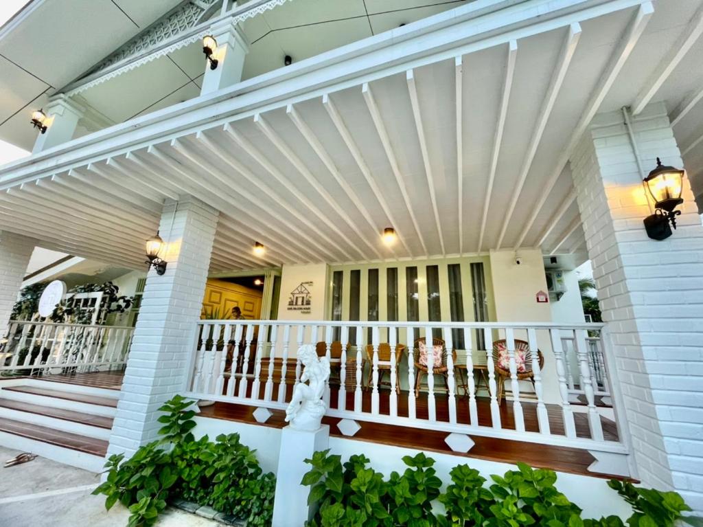 Zane Balcony House Ranong Hotel เซน บัลโคนี่ เฮ้าส์ ระนอง - Tap to explore photos