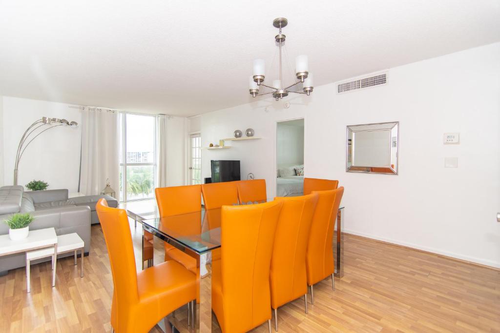 Stunning Beach Apartment by Miami Te Espera - HOLLYWOOD 7W image