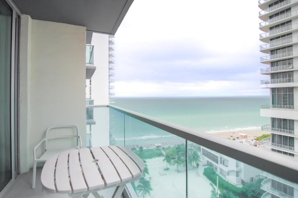 Unique Ocean View Apartment by Miami Te Espera - HALLANDALE 15L image