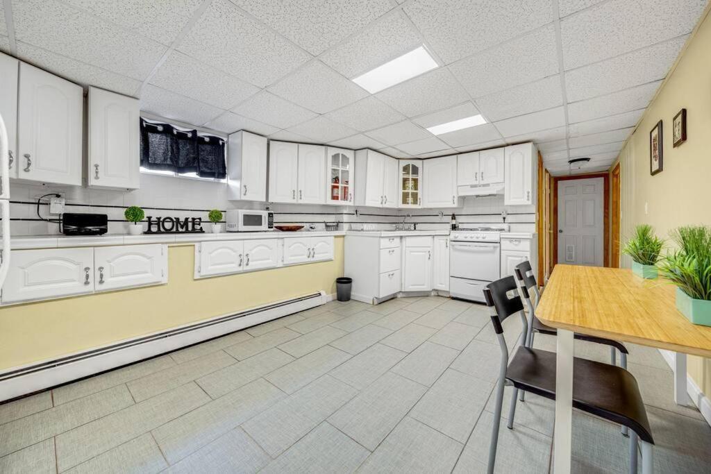 Cambridge 2BR 2BH Basement Apt With Parking photo 2