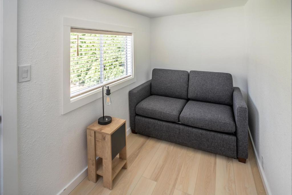 Cozy 2 Bedroom Home, Private Backyard with Hot Tub photo 1