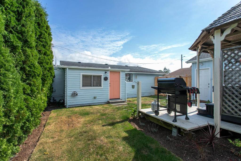Cozy 2 Bedroom Home, Private Backyard with Hot Tub photo 2