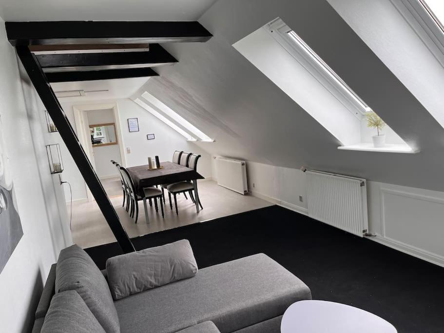 Stor rummelig lejlighed med egen P-plads photo 3