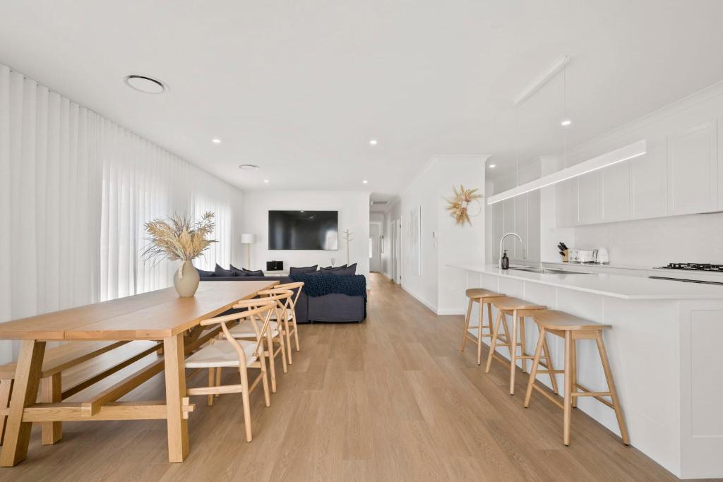 Ivory Cottage - Modern Meets Traditional photo 2
