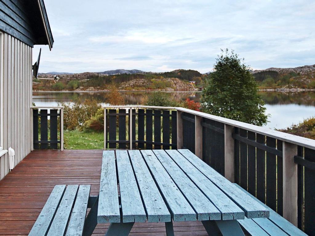 Five-Bedroom Holiday home in Kvenvær photo 4