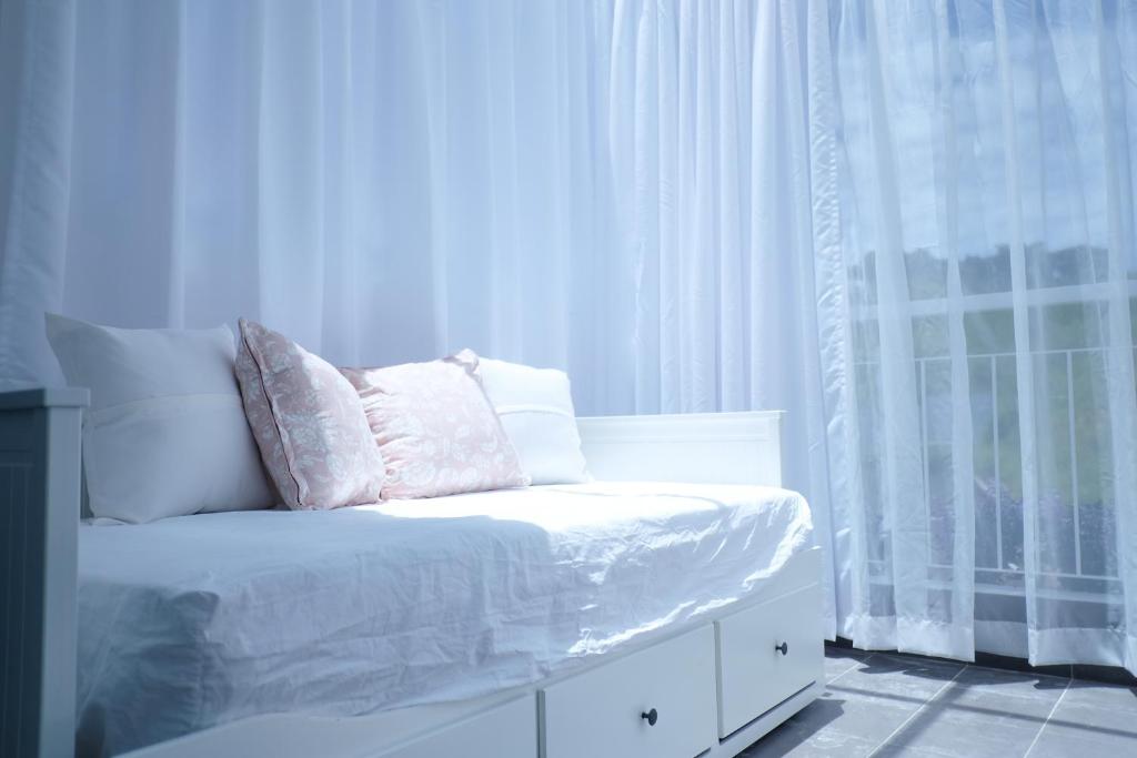 Comfy Sofy 23- Balcony Garden (Night market) photo 1