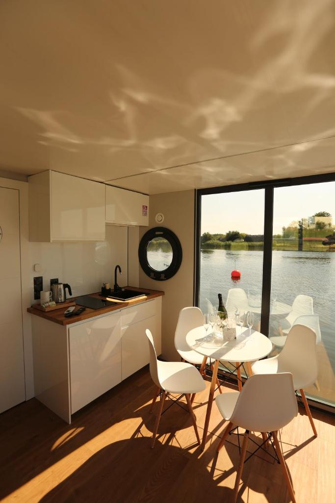 Houseboat photo 2