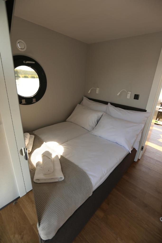 Houseboat photo 3