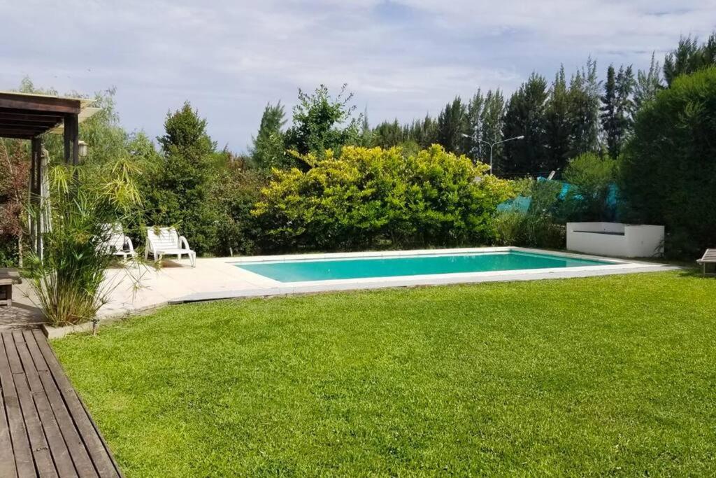 Hermosa casa con fogonero, parrilla cubierta, pileta y jardin parquizado photo 1