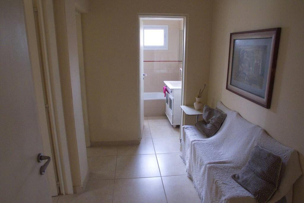 Hermosa casa con fogonero, parrilla cubierta, pileta y jardin parquizado photo 2