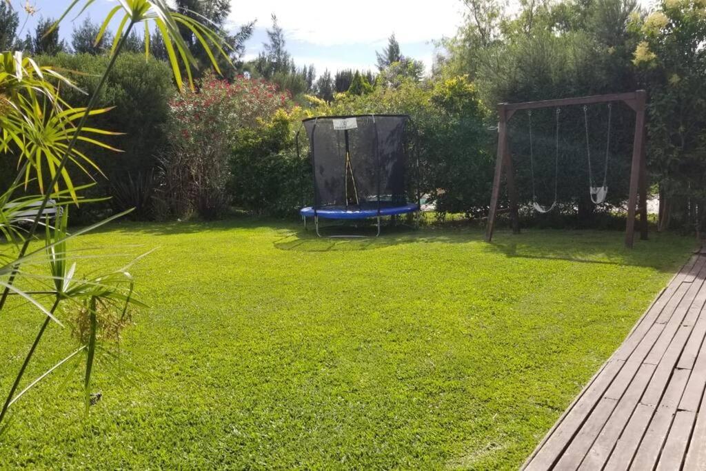 Hermosa casa con fogonero, parrilla cubierta, pileta y jardin parquizado photo 4