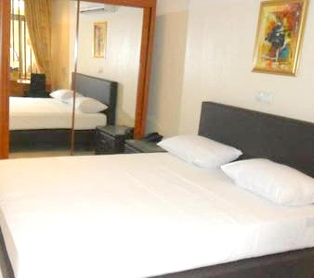 Appartement de 3 chambres avec balcon et wifi a KinshasaELv photo 3