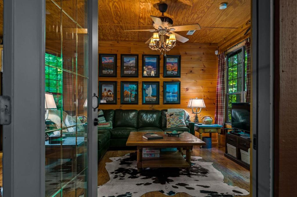 Dreamy Cabin & Outdoor Oasis! Mins to Nat'l Park! photo 3