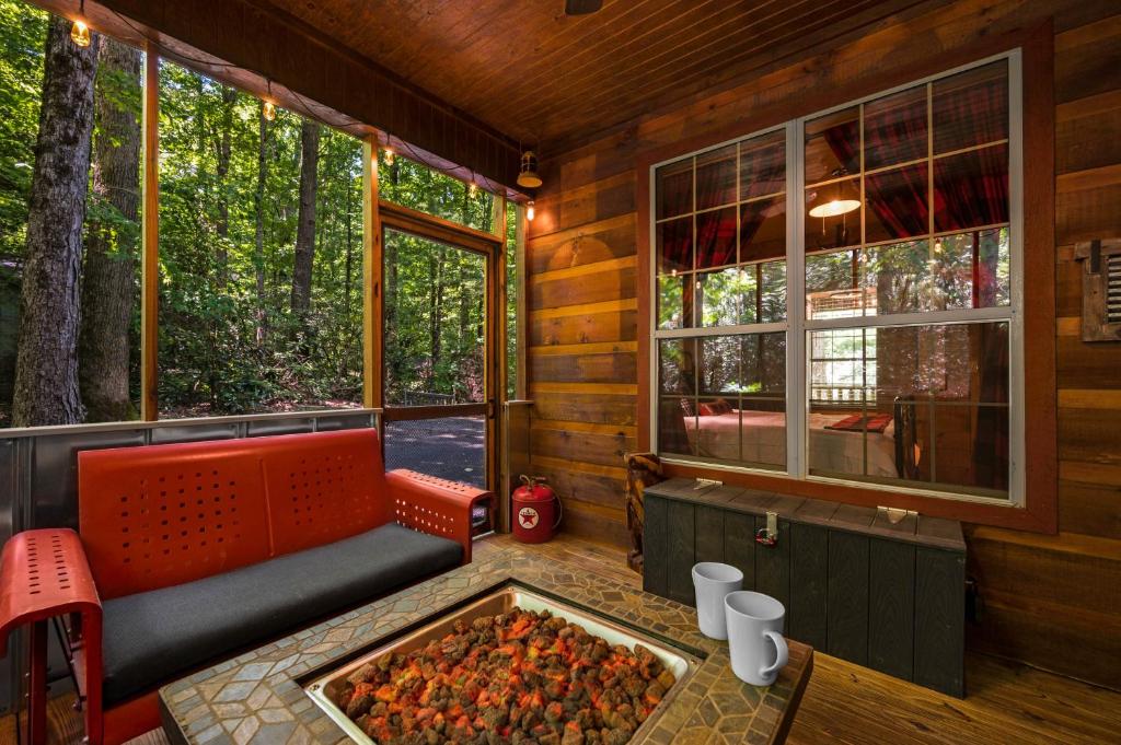 Dreamy Cabin & Outdoor Oasis! Mins to Nat'l Park! photo 4