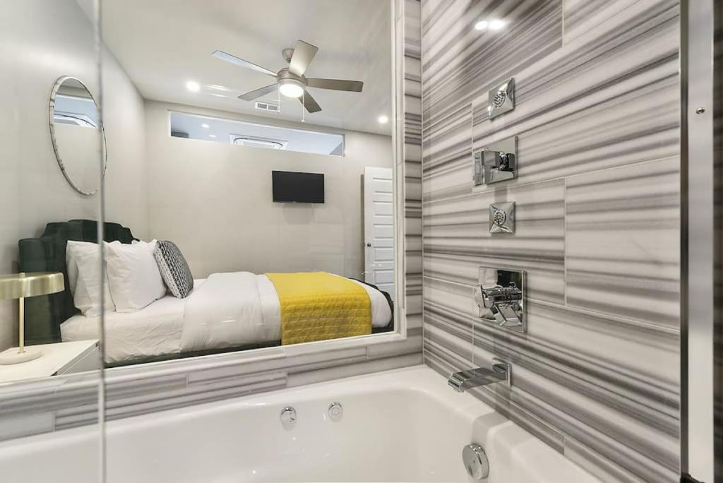 HostWise Stays - The Washington at Chatham - Free Parking, Great Views, Across from PPG Arena photo 2