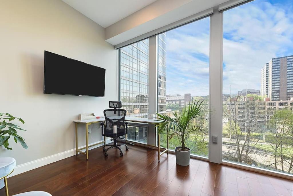HostWise Stays - The Washington at Chatham - Free Parking, Great Views, Across from PPG Arena photo 3