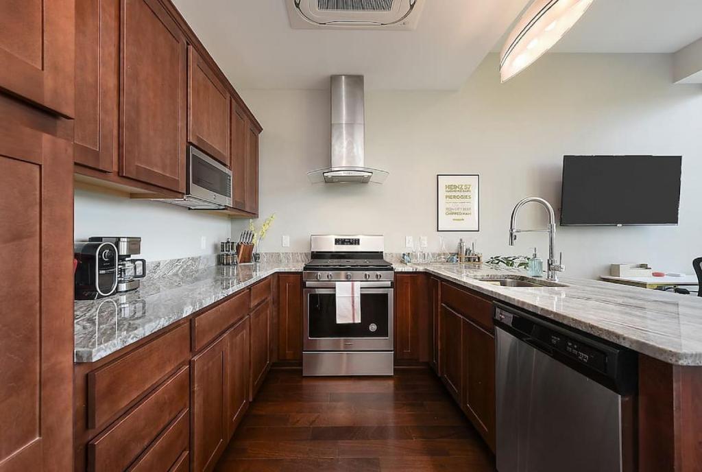 HostWise Stays - The Washington at Chatham - Free Parking, Great Views, Across from PPG Arena photo 4