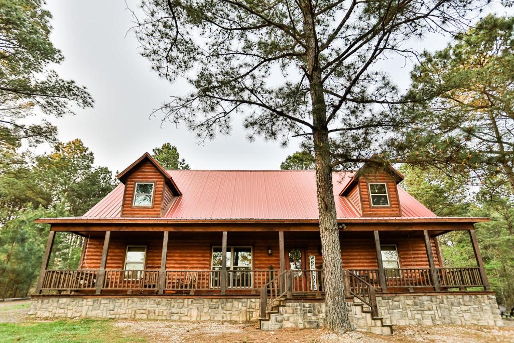 Texas Kind of Way, Hot Tub, Fireplace, Covered Deck, Pool table, Game Loft