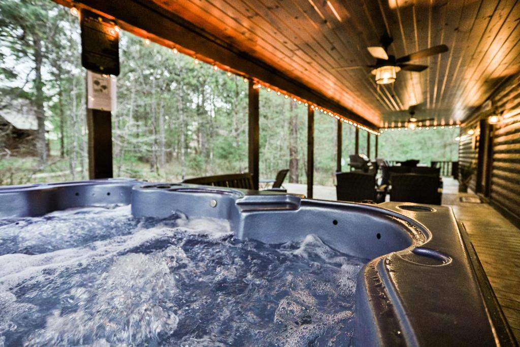 Texas Kind of Way, Hot Tub, Fireplace, Covered Deck, Pool table, Game Loft photo 1
