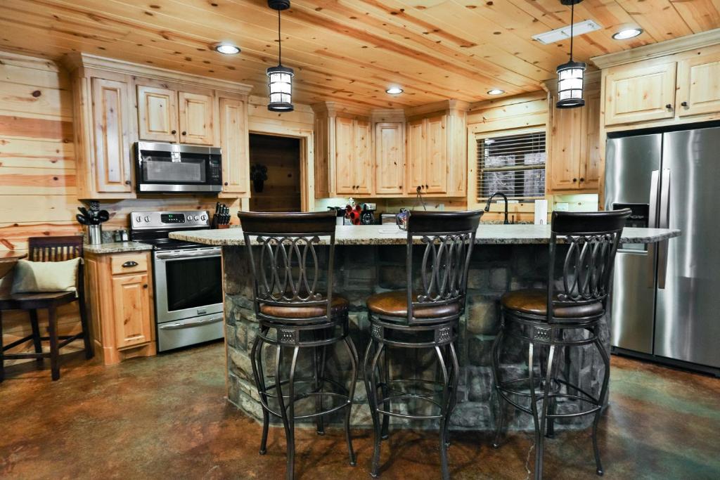 Texas Kind of Way, Hot Tub, Fireplace, Covered Deck, Pool table, Game Loft photo 2